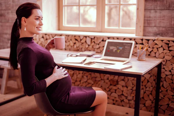 Hermosa persona femenina siendo profunda en pensamientos — Foto de Stock