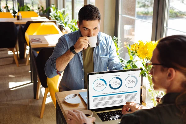 Sterke Drank Mooie Knappe Man Drinkt Zijn Espresso Terwijl Hij — Stockfoto