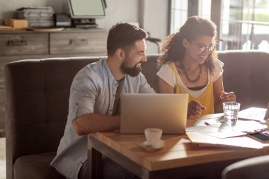Kafede birlikte oturan pozitif güzel insanlar