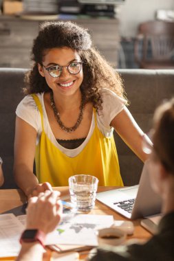 Mutlu güzel kadın arkadaşına gülümseyen