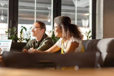 İş arkadaşlarına bakan güzel gençler