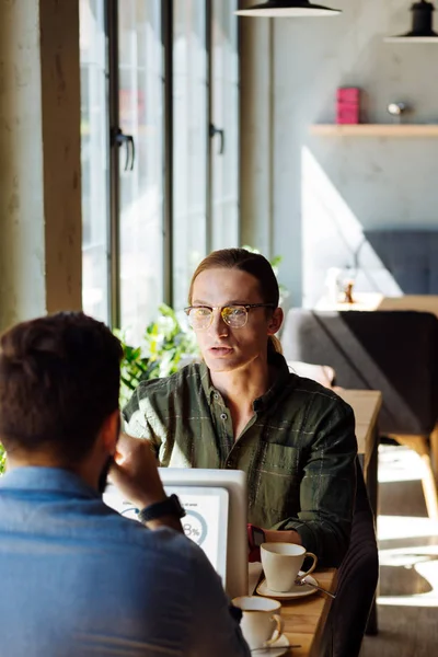 All Uppmärksamhet Smart Seriös Man Tittar Sin Kollega Medan Uppmärksamt — Stockfoto