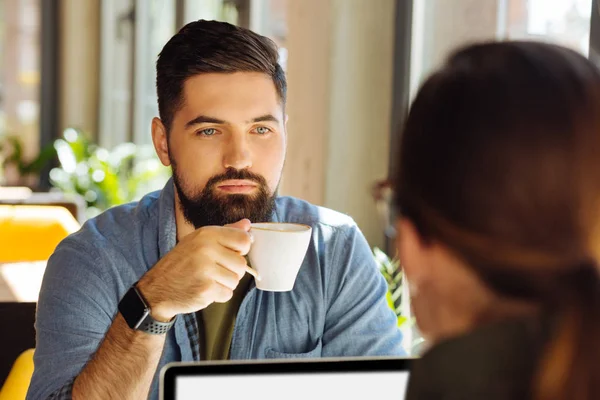 Geconcentreerd Blijven Serieuze Gerichte Man Die Naar Zijn Collega Kijkt — Stockfoto