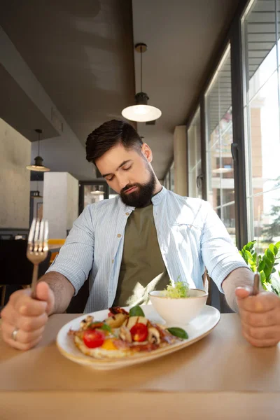 Somnoliento Hambriento Somnoliento Barbudo Sosteniendo Cuchillo Tenedor Mientras Quiere Comer — Foto de Stock