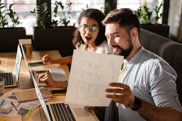 Kijk Hier Knappe Aangename Man Die Een Stukje Papier Vasthoudt — Stockfoto