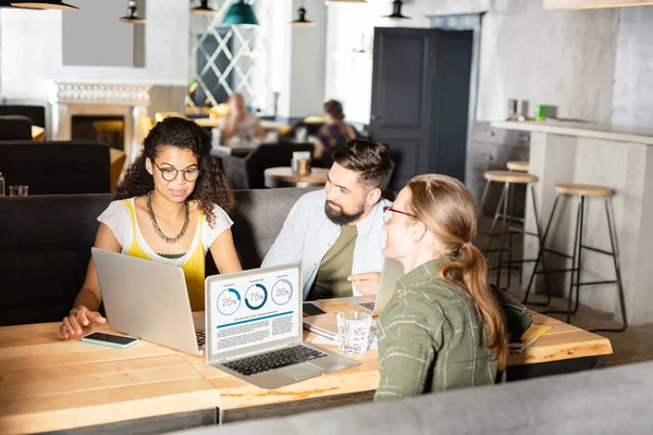 Team Proffs Nice Smart Människor Tittar Den Bärbara Skärmen Medan — Stockfoto