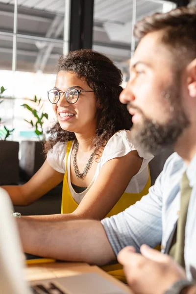 Mening Uiten Positieve Vriendelijke Vrouw Die Haar Mening Uitspreekt Tijdens — Stockfoto