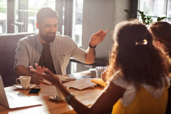 Positieve vreugdevolle man spreken met zijn team — Stockfoto