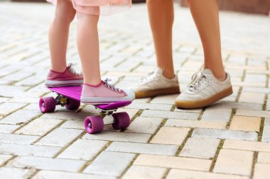 Aktif gün. Çocuğunun karşısında duran genç kadın, günü birlikte geçiriyor