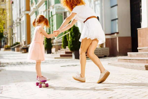 Estilo Vida Activo Encantadora Alumna Con Colas Caballo Patinando Con — Foto de Stock