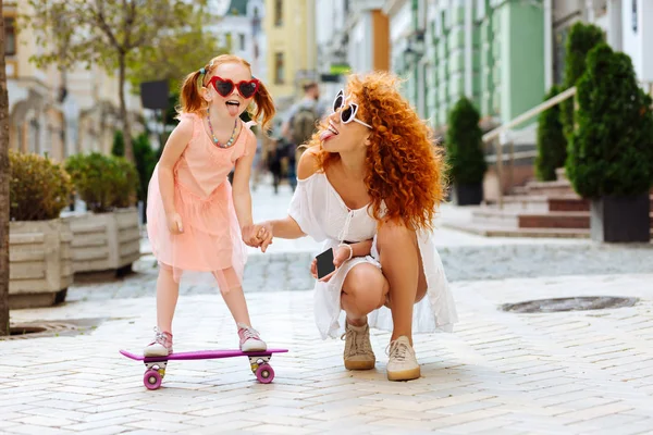 Diviértete Niño Juguetón Pie Monopatín Mientras Tiene Día Activo —  Fotos de Stock