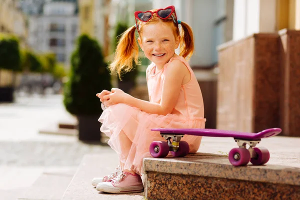 Qué Lindo Increíble Hembra Pequeña Sentada Las Escaleras Mientras Descansa —  Fotos de Stock