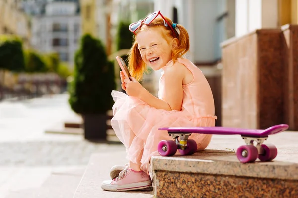 Στην Πόλη Ευχαριστημένος Κορίτσι Κρατώντας Τηλέφωνο Και Στα Δύο Χέρια — Φωτογραφία Αρχείου