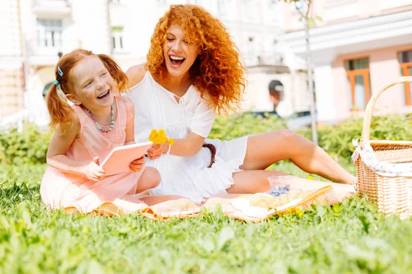 Naturaleza Inspirada Alegre Mujer Pelo Rizado Riendo Mientras Pasa Tiempo — Foto de Stock