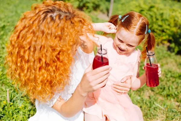 Mamá Hija Increíble Pequeña Hembra Expresando Positividad Mientras Bebe Jugo —  Fotos de Stock