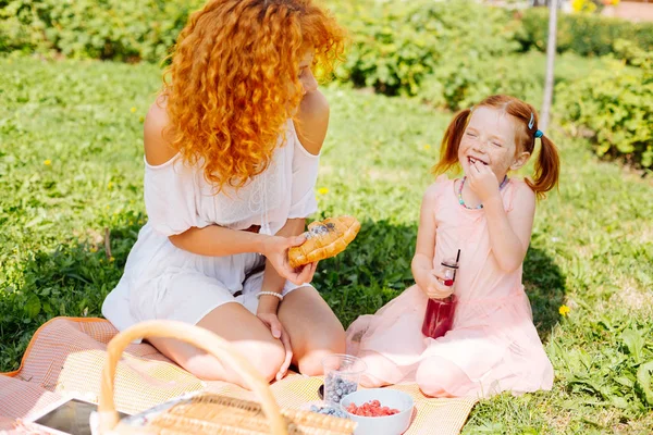 Momento Felicidad Increíble Pupilo Pelirrojo Manteniendo Los Ojos Cerrados Mientras — Foto de Stock