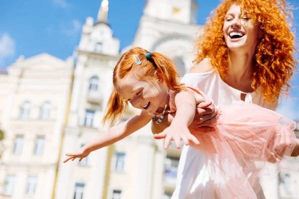 Feliz Contigo Increíble Joven Mujer Expresando Positividad Mientras Sostiene Hija — Foto de Stock