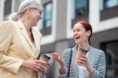 Mutlu arkadaşlar. Şık ceketli iki mutlu Kafkas arkadaş işten sonra boş zamanlarının tadını çıkarıyor