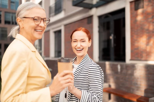 Diversión Aire Libre Cintura Para Arriba Dos Mujeres Elegantes Felices — Foto de Stock