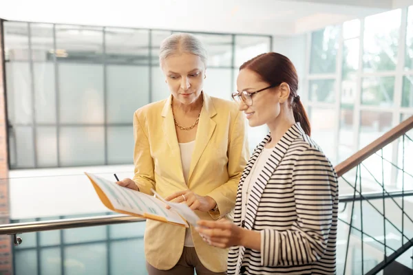 Documentos Financieros Vista Lateral Una Joven Empresaria Pelirroja Sonriente Mirando — Foto de Stock