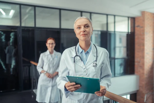 Arzt Mit Stethoskop Die Ruhige Oberärztin Mit Dem Stethoskop Den — Stockfoto