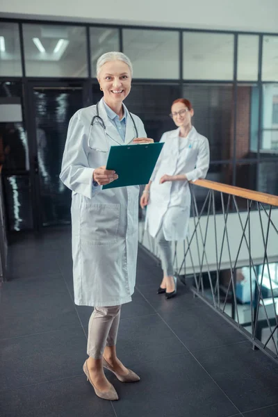 Dos Colegas Feliz Doctora Senior Con Una Bata Blanca Pie — Foto de Stock