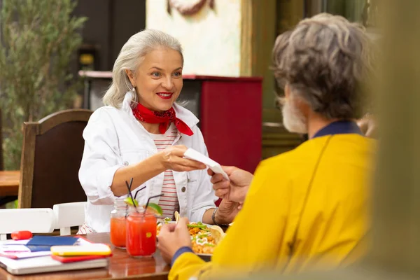 Sorrindo mulher comendo fora com seu marido . — Fotografia de Stock