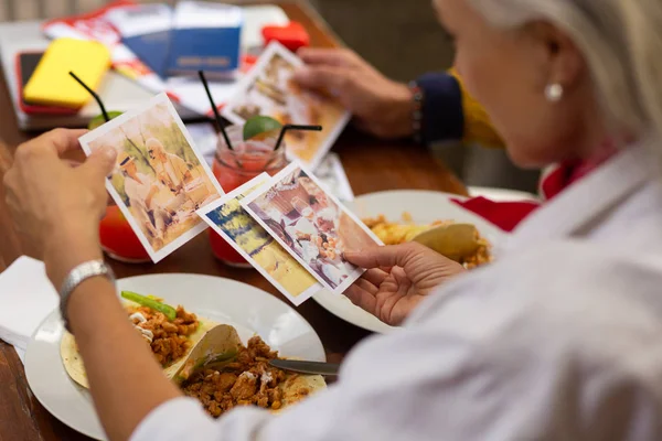 Paar kijken naar foto's van hun laatste vakantie. — Stockfoto