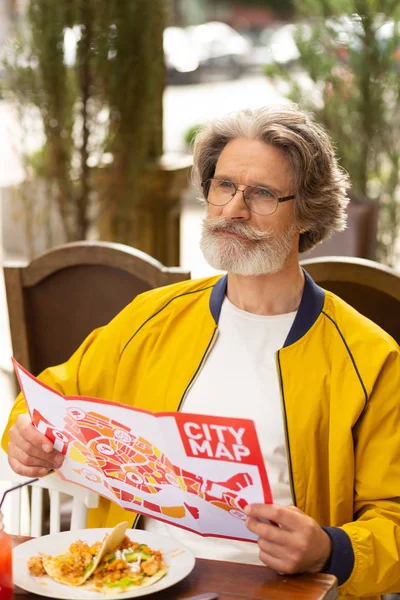 Hombre mirando a la calle antes de caminar . — Foto de Stock