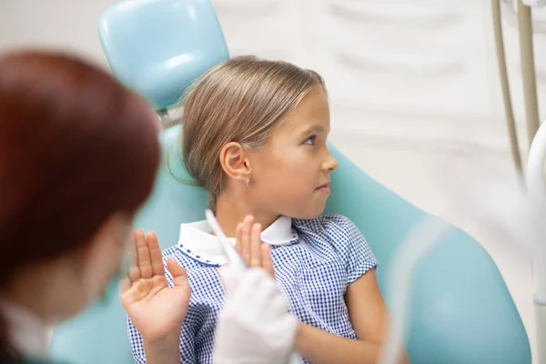 Chica de pelo oscuro no abrir la boca mientras visita al dentista — Foto de Stock