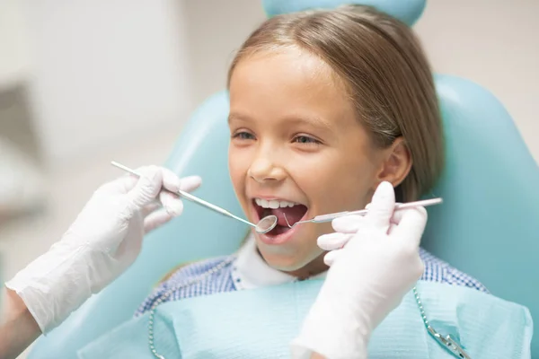 Linda chica sonriendo mientras visita al dentista en el fin de semana — Foto de Stock