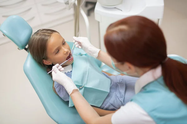 Top syn på professionella tandläkare undersöker Schoolgirl — Stockfoto