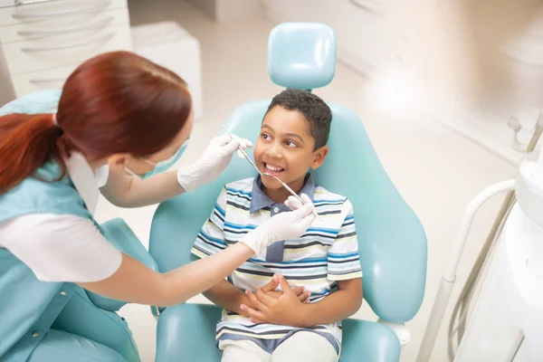 Niño sintiéndose emocionado mientras se somete a examen dental —  Fotos de Stock
