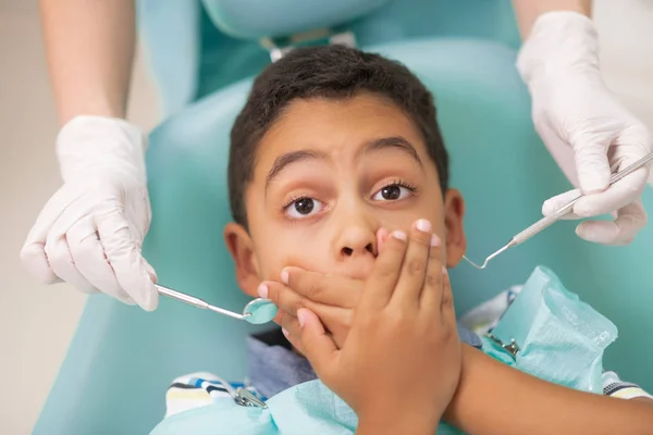 Menino se sentindo preocupado antes do exame odontológico pelo médico — Fotografia de Stock