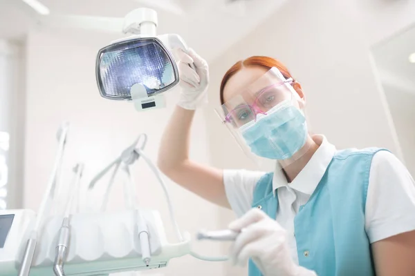 Zubař s brýlemi na ochranu pacienta — Stock fotografie
