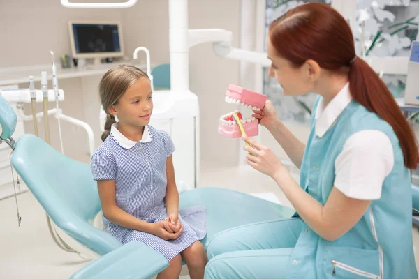 Colegiala llegando al dentista infantil después de la escuela — Foto de Stock