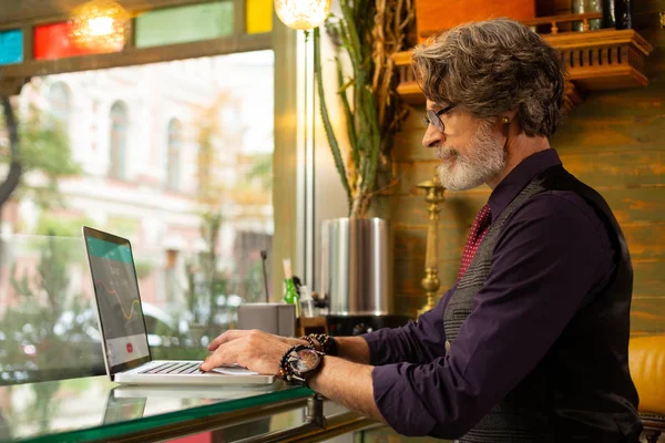 Koncentrerad man som arbetar med sitt nya projekt. — Stockfoto