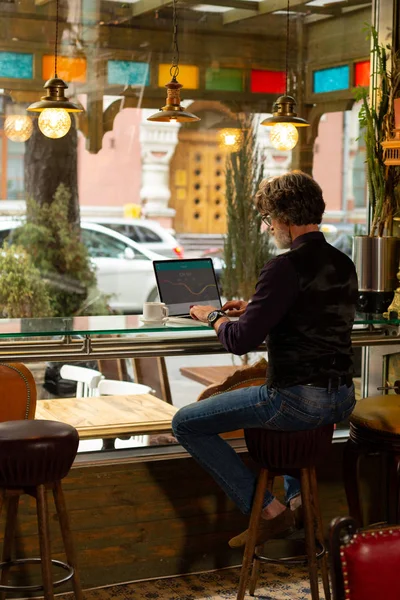 Ciddi yetişkin adam çalışma ve kahve içme.