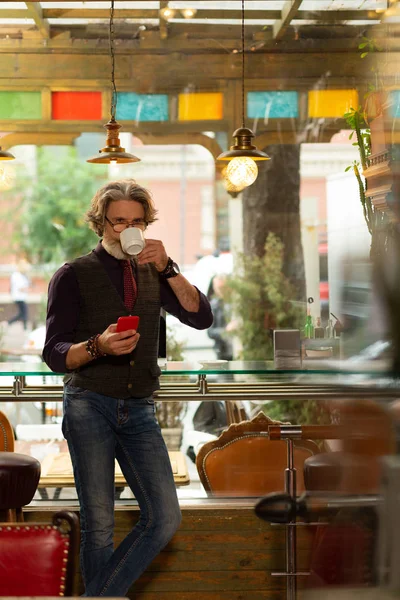 Kafede kahvesini içen düşünceli adam. — Stok fotoğraf