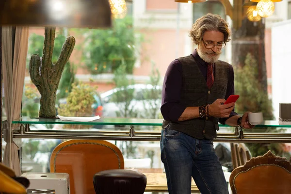 スマートフォンでニュースを読む集中した男. — ストック写真