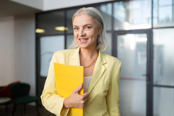 Mulher de negócios bonita em uma jaqueta amarela pálida — Fotografia de Stock