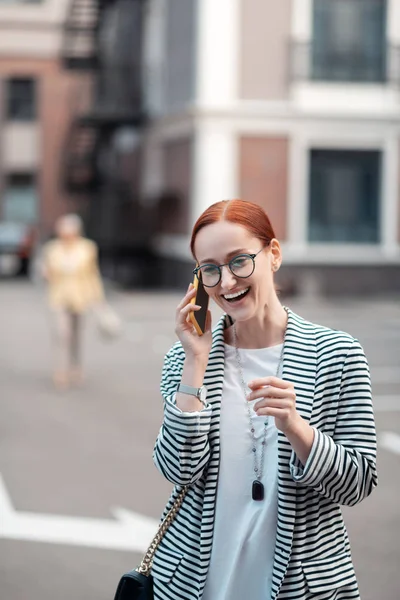 Gözlüklü kırmızı saçlı Beyaz saçlı genç iş kadını