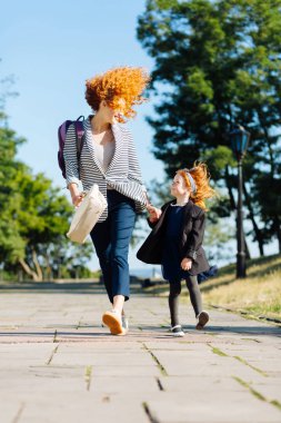 Olumlu mutlu kadın çocuğu ile iletişim