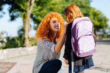 İnanılmaz öğrenci okuldan önce annesi ile iletişim