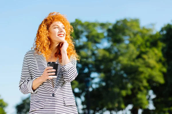 Pozitif mutlu genç kadın güneşli gün zevk