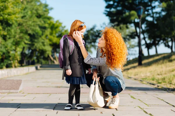 Boldog göndör hajú nő kommunikál vele gyerek — Stock Fotó
