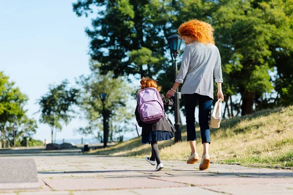 Joyeux enfant rentrant à la maison avec sa maman — Photo