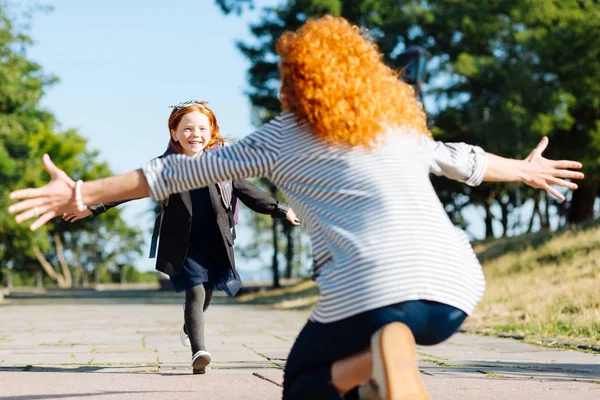 Positiv glad tjej som kör till sin mamma — Stockfoto