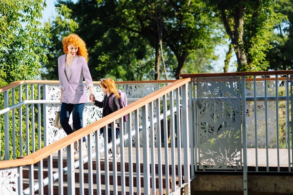 Glad mor och dotter går ner tillsammans — Stockfoto