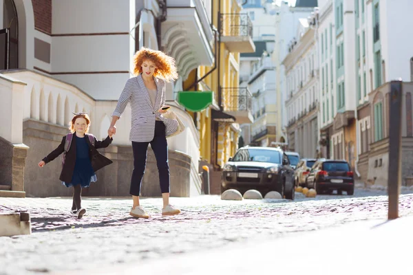 Madre y niño activos cruzando la calle —  Fotos de Stock